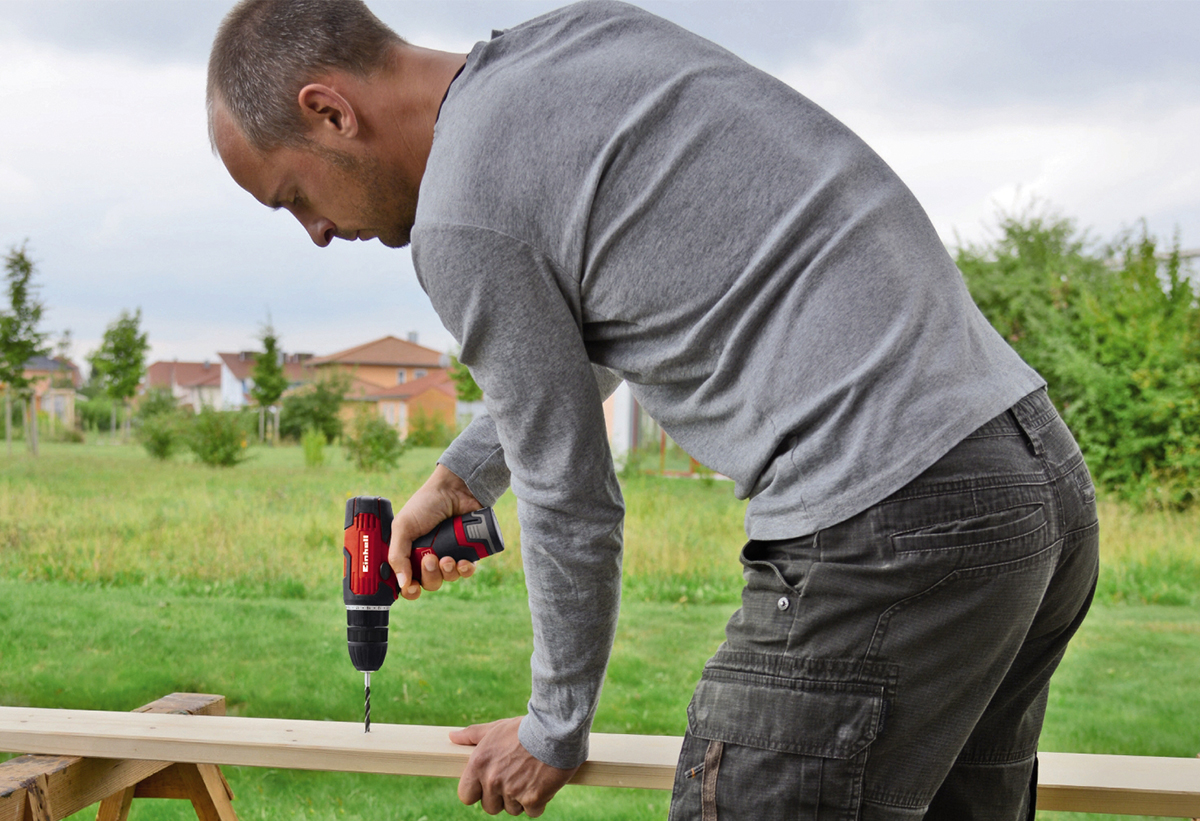 Ο χρήστης βιδώνει έναν ξύλινο κορμό.